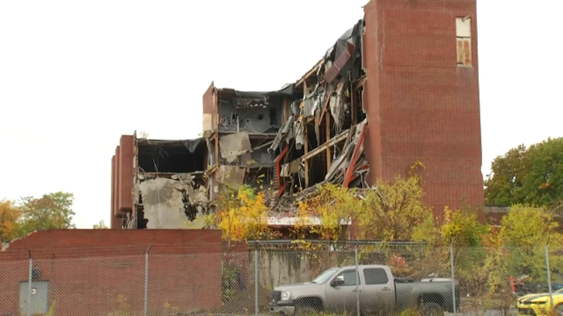 The old Leonard Hospital meets the wrecking ball. 